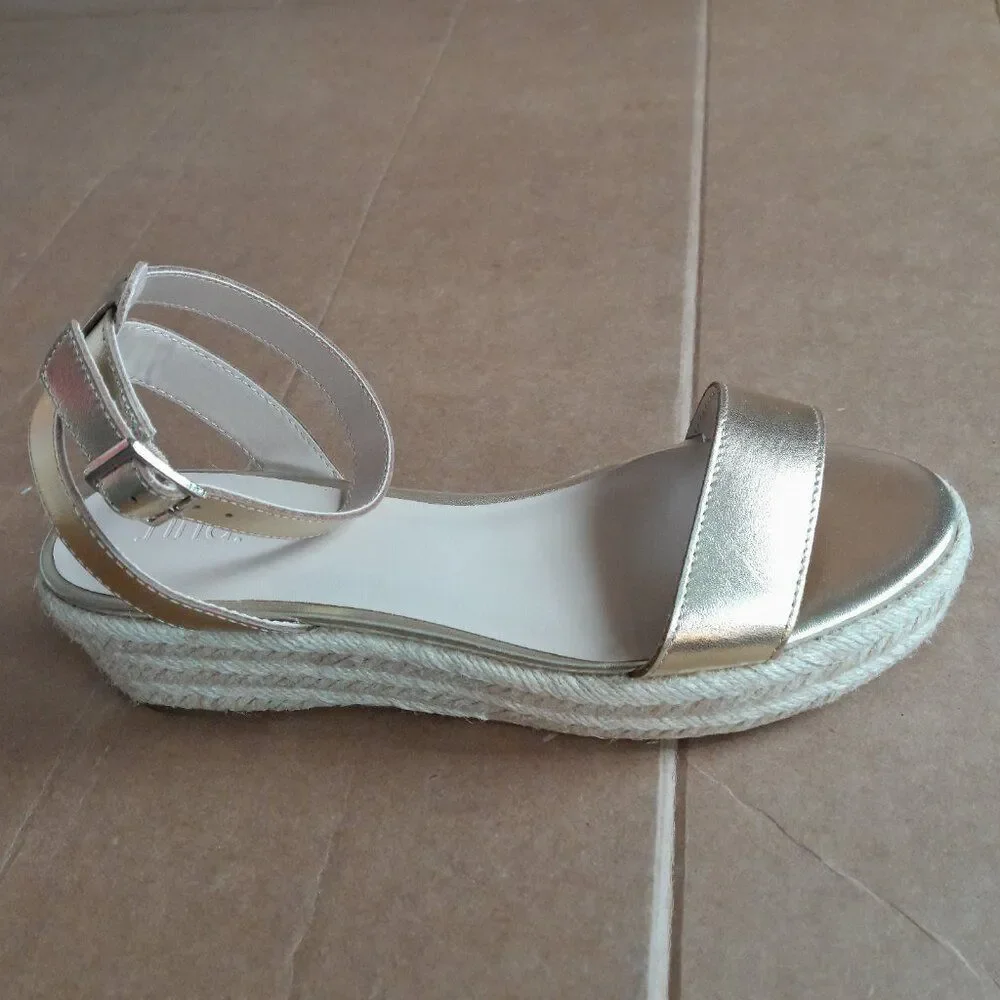 Find women’s sandals Color gold block heel medium size 8